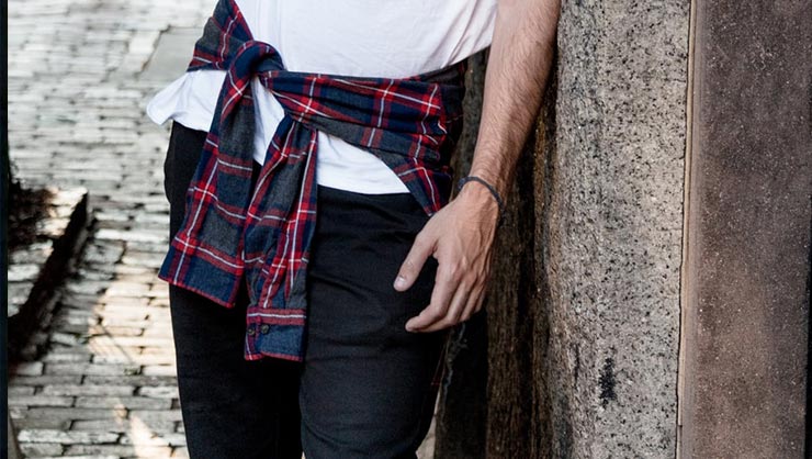 To complete the look, tie the plaid around your waist.
Image courtesy of Pexels