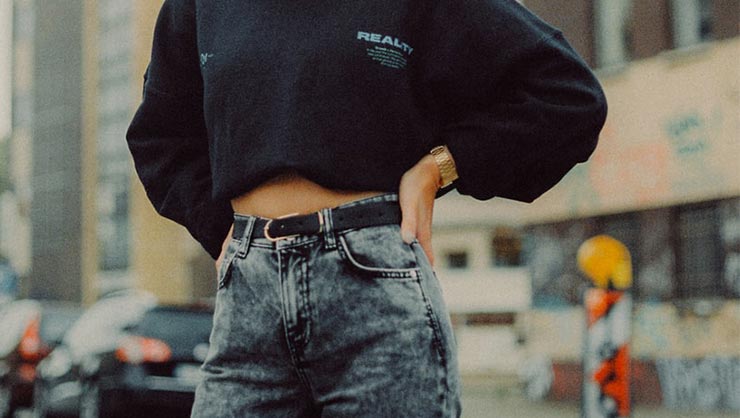 Crop tops and stonewashed jeans: a classic.
Image courtesy of Pexels