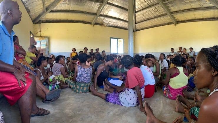 Weavers meet to discuss the building of a studio