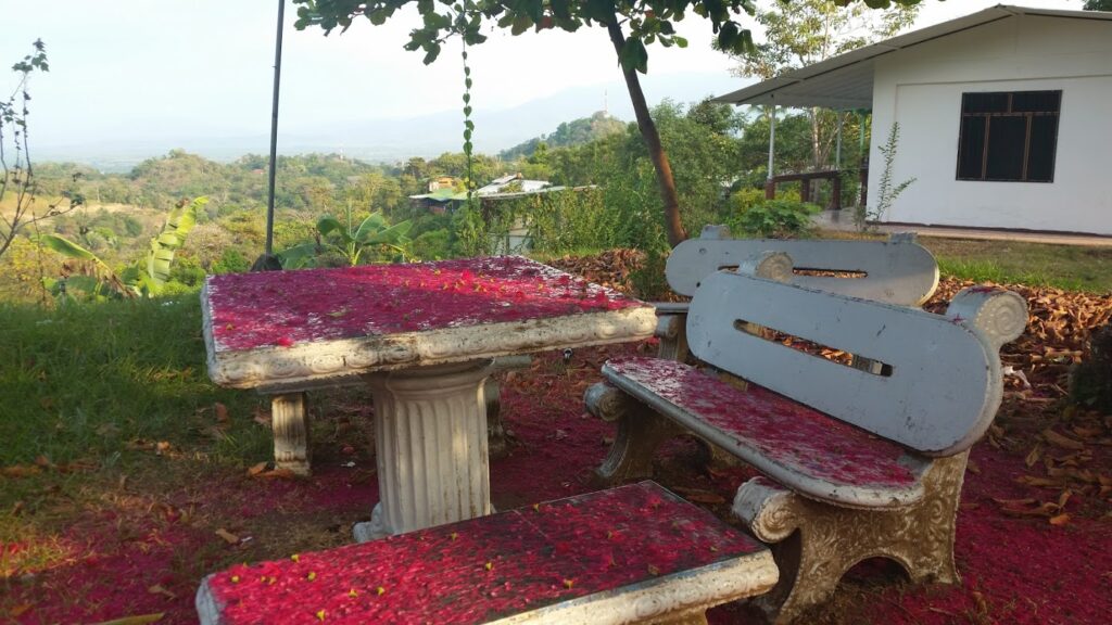 A morning scene at the Manuel Antonio language school.